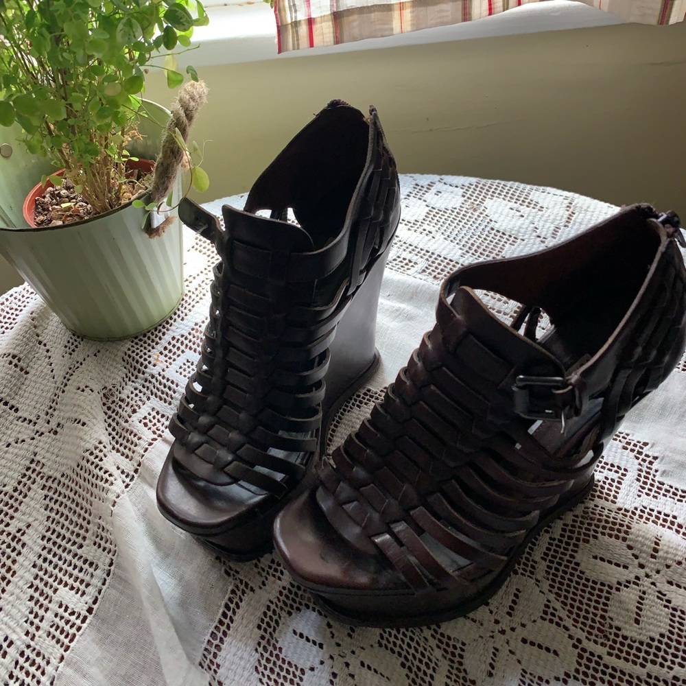 🌷Vera Wang Lavender Woven Leather Platforms 6🌷